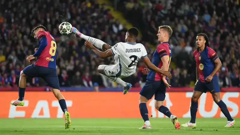 Denzel Dumfries có màn trình diễn không thể tuyệt vời hơn